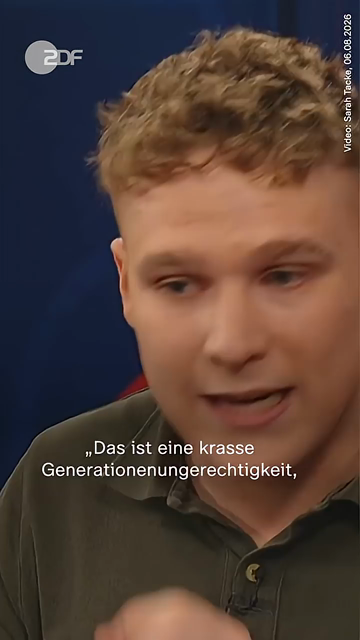 Allgemeine Szenerie

Das Video zeigt einen Ausschnitt aus einer Fernseh-Talkshow. Das Studio ist modern eingerichtet und hat im Hintergrund große, geometrische Flächen in Dunkelblau und einem leuchtenden Pink-Violett. Oben links im Bild ist durchgehend das Logo des Senders „ZDF“ eingeblendet. Während des gesamten Videos laufen am unteren Bildschirmrand weiße Untertitel mit dem gesprochenen Text mit.
Die Hauptperson (Sprecher)

Im Zentrum des Videos steht ein junger Mann, der sehr engagiert und …
