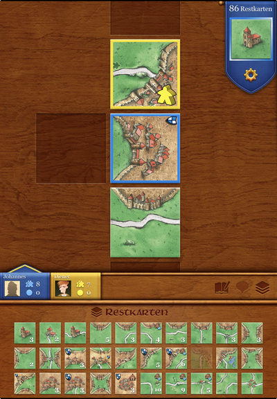 Eine Bildschirmaufnahme des Brettspiels Carcassonne auf einem digitalen Gerät mit Holzmaserung als Hintergrund.

Der obere rechte Bereich zeigt ein blaues Banner mit der Aufschrift „86 Restkarten“. Darunter befindet sich ein Quadrat mit der Abbildung einer Kachel, die ein Steingebäude mit rotem Dach auf einer Wiese zeigt. Ein goldenes Zahnradsymbol ist unter der Kachel positioniert.

Der zentrale Spielbereich ist ein vertikaler Spalt mit drei angeordneten Kacheln:
Die obere Kachel hat einen gel…