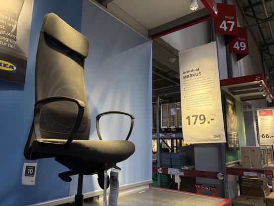 Ein ergonomischer Drehstuhl namens "Markus" mit Netzrücken und Höhenverstellung, Preis 179 Euro bei IKEA.